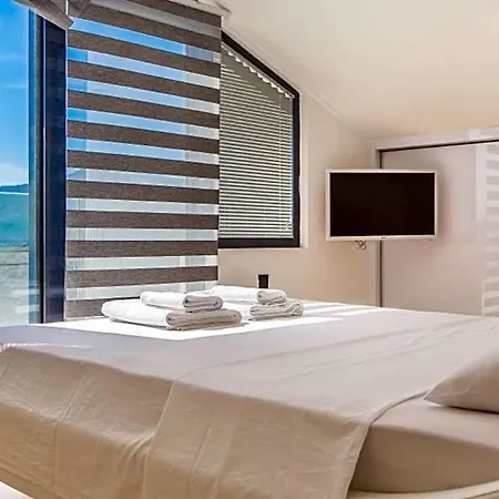Sleeps 13 With Pool Air Con And Wifi Villa