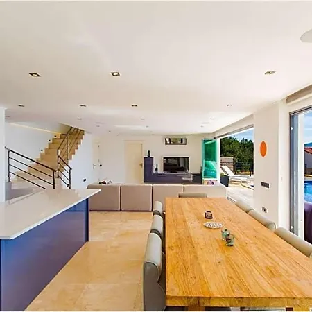 Sleeps 13 With Pool Air Con And Wifi *
